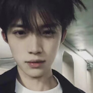 给女大学生抹身体乳