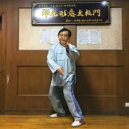 一颗在肩膀上的牙齿