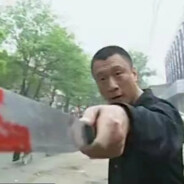 大英警察进了小学里