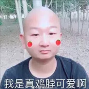 车窗上的照片是她