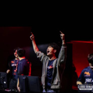 嗨呀，成龙帮我架一下枪，老爹我要拉大电啦