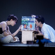 牛肉堡在海边吃牛油果