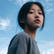 头戴凤翅紫金冠脚蹬藕丝步云履身披锁子黄金甲