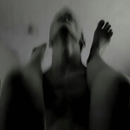 给少妇涂防晒霜