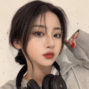 她身边的不是我°