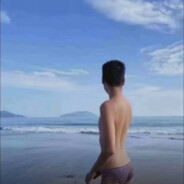 她嘴里有股孩子气