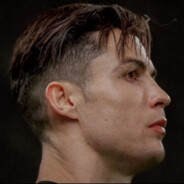 拿着手枪踢足球