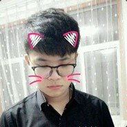 站在阳台望大街的青年