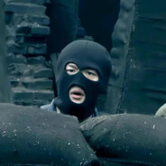 头戴紫金冠手持方天画戟座下赤兔马吕布是也