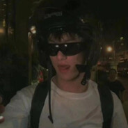 特鲁看住小玉，老爹要拉个大电