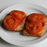 хлеб с помидоркой