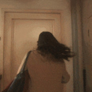 干拉白给玩手机