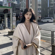 她喜欢蓝色的海