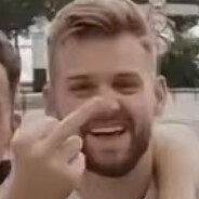 你好像脑干被挖了一样