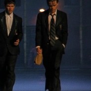 眉头微微一皱退至队友身后