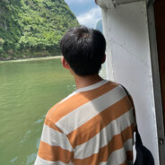 73岁老汉驻拐杖抢A大