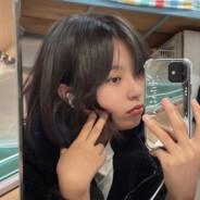 笑对你，缄默不语。