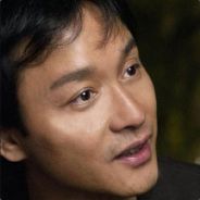 专扣左眼